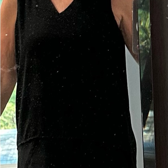 Michael Kors Black V-Neck Tank Top- great with dress pants, skirt or jeans - Picture 3 of 9